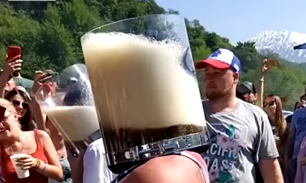 Vissekom bier drinken